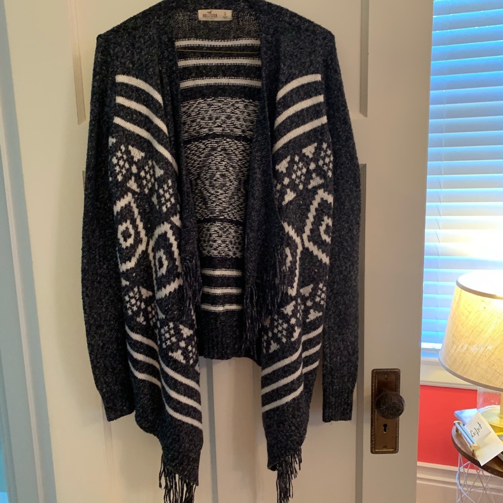 holister grey and white patterned fringe sweater